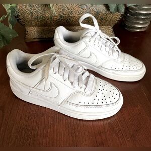 Nike Women’s court low Sz 5